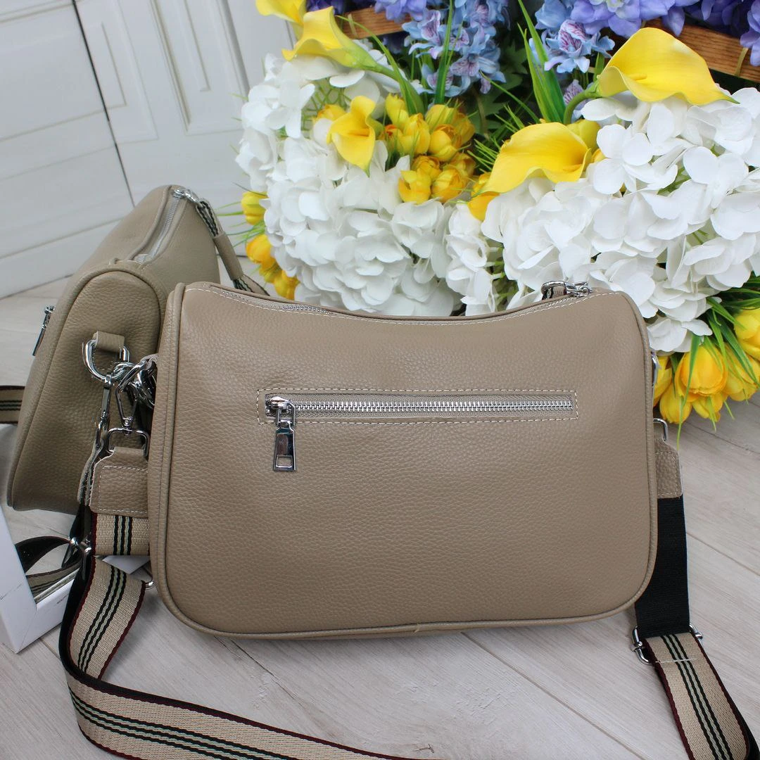 Сумка беж крос-боді універсальна для мінімалістки зі шкіри